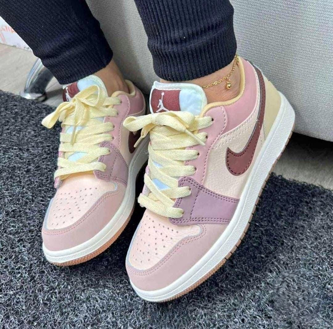 Nike Air Force 1 Low Vinotinto para Dama – Zapatillas Urbanas Elegantes y Cómodas